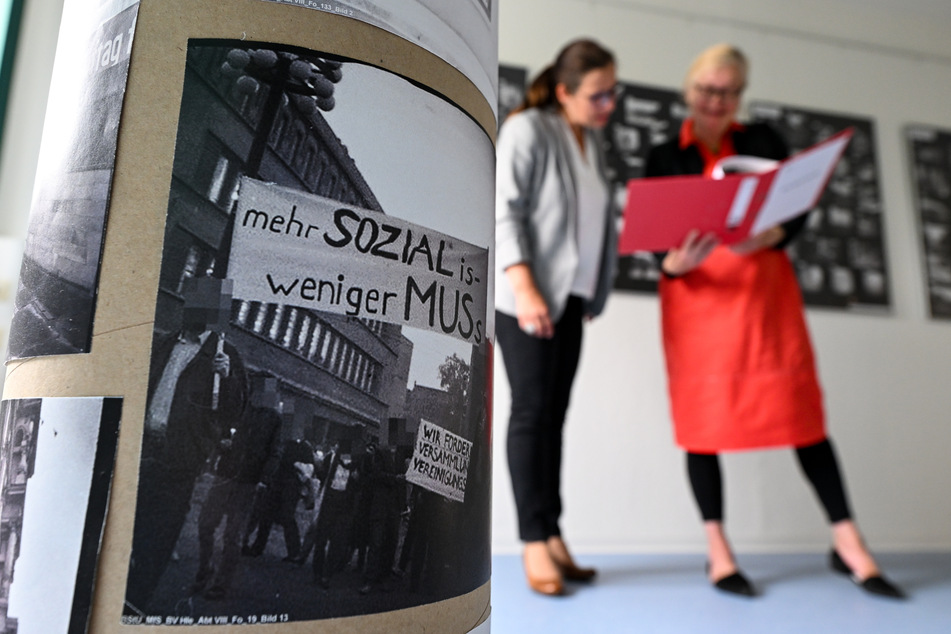Archivarin Ulrike Vogel (l.) und Marit Krätzer, die Leiterin des Stasi-Unterlagenarchivs in Halle/Saale, in der Fotoausstellung "Spurensuche". Mit der Ausstellung werden Hinweise zu mehr als 700 Schwarz-Weiß-Fotos aus DDR-Zeiten gesucht.