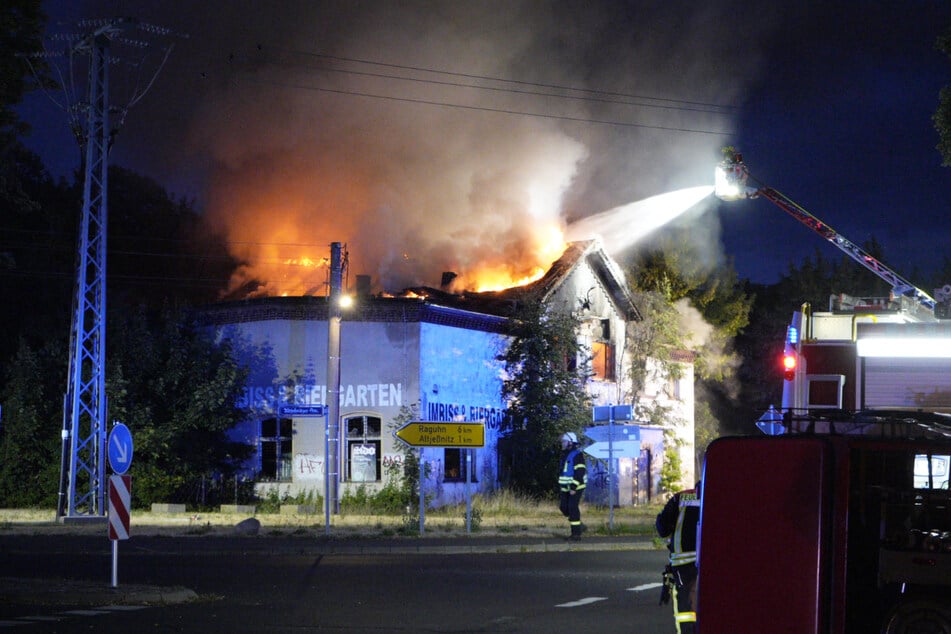 Die Feuerwehr war mehrere Stunden vor Ort, um den Brand zu löschen.