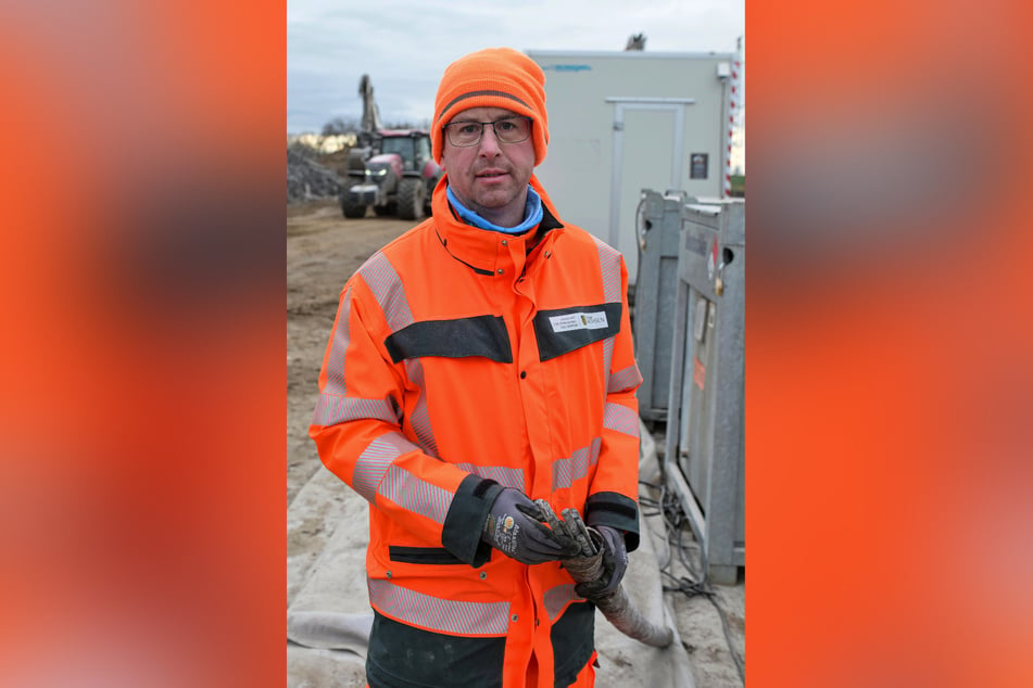 Der Projektleiter Andreas Gruner (40) vom Straßenbau-Landesamt zeigt eines der abgesägten Rohre voller Spannstahl mit Rostschäden.