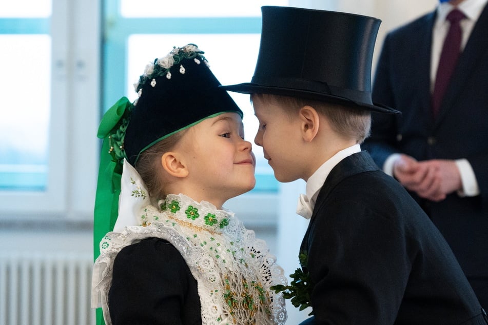 Bei der Vogelhochzeit sind die Kinder in der Lausitz angezogen wie "kleine Erwachsene".