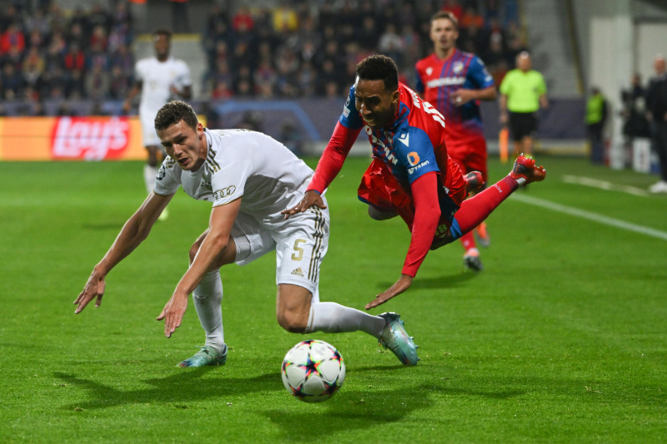 Benjamin Pavard und Jhon Mosquera (r.) im Zweikampf.