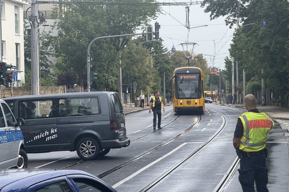 Das Fahrzeug stand auch auf einem Straßenbahngleis.