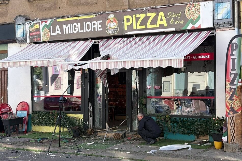 In der Georg-Schwarz-Straße wurde der Eingangsbereich eines Restaurants beschädigt.