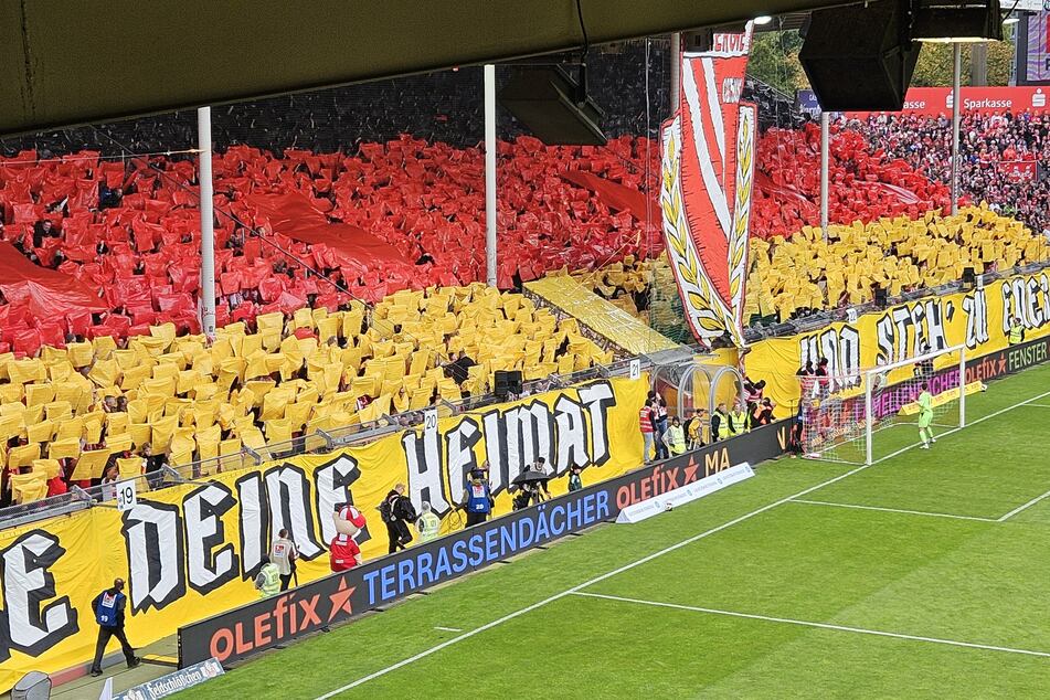 Die Cottbuser Nordwand beginnt mit einer Deutschland-Choreo das Spiel.