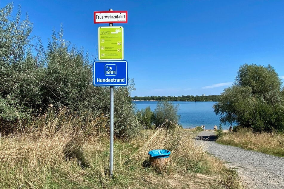 Die Beschilderung am neuen Hundestrand wurde schon angebracht.