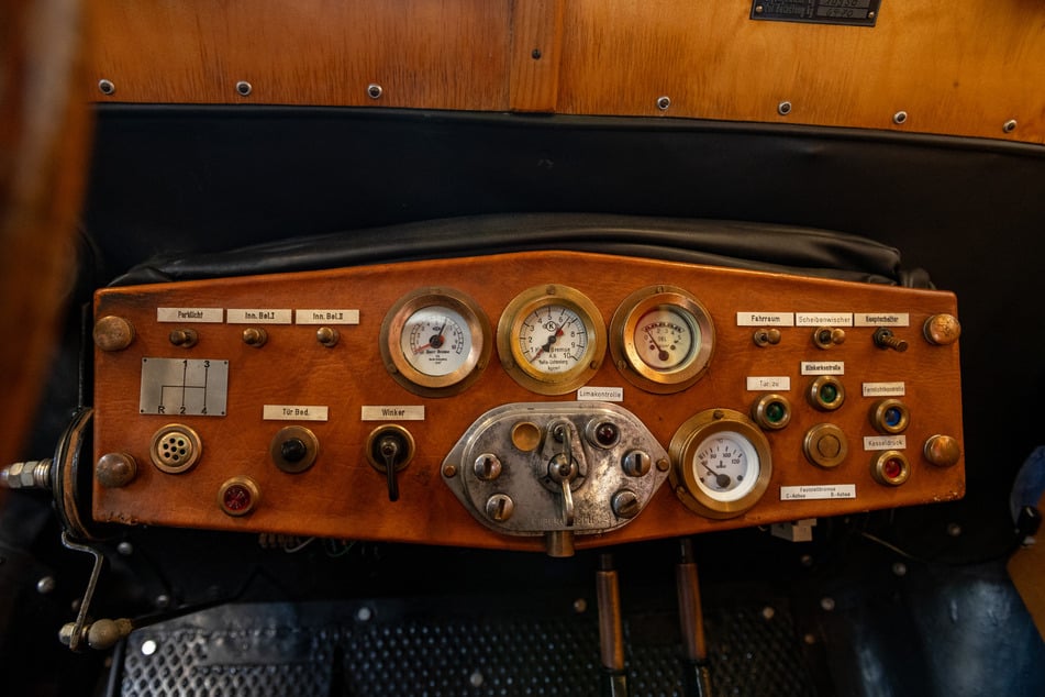 Blick auf die Instrumente im Fahrerraum des Oldtimers.
