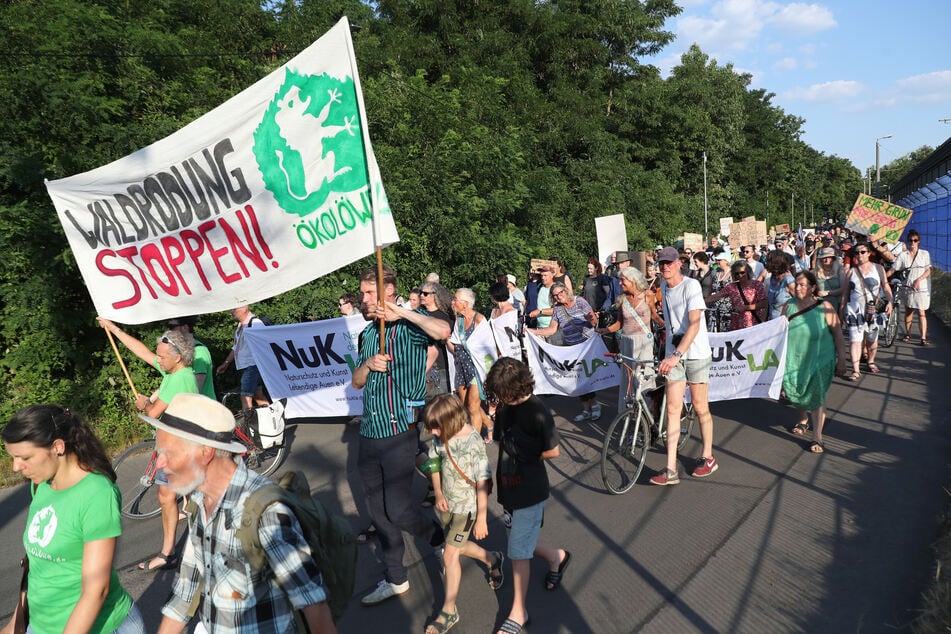 Mit Plakaten und Bannern machten die Menschen ihrer Wut Luft.