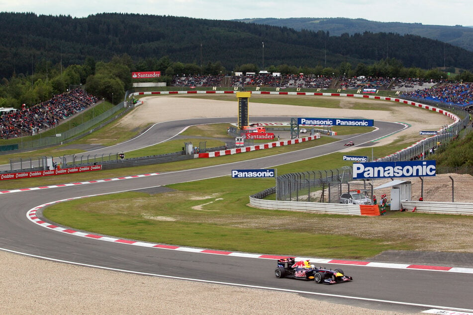 Der deutsche Formel 1-Pilot Sebastian Vettel fährt in seinem Red Bull eine Trainingsrunde auf dem Nürburgring. (Archivbild)