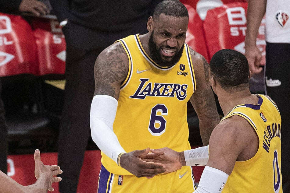 NBA roundup: LeBron leads Lakers, Booker shines for Suns