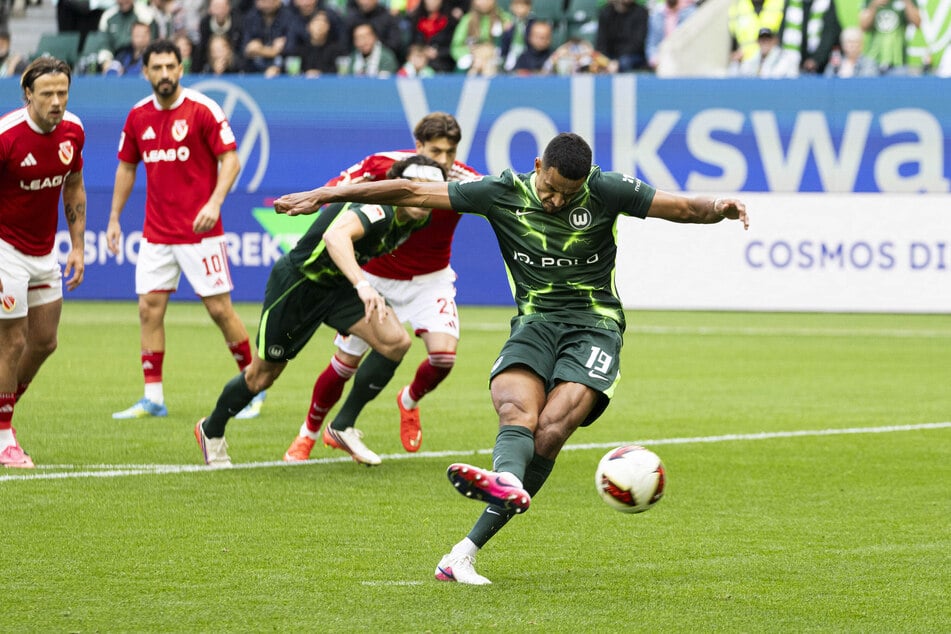 Robert Glatzel zeigt beim Elfmeter keine Nerven. 1:0 Wolfsburg.
