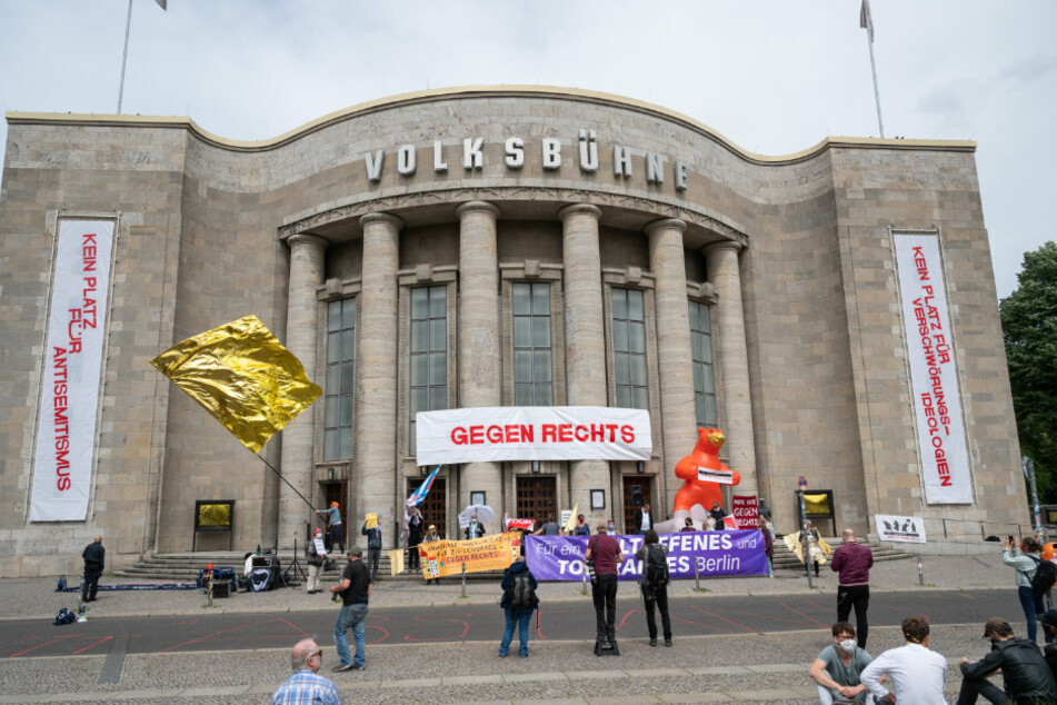 Am Rosa-Luxemburg-Platz vor der Volksbühne wird gegen die Rechten demonstriert, die bei den sogenannten Hygienedemos gegen die Corona-Einschränkungen demonstriert haben.