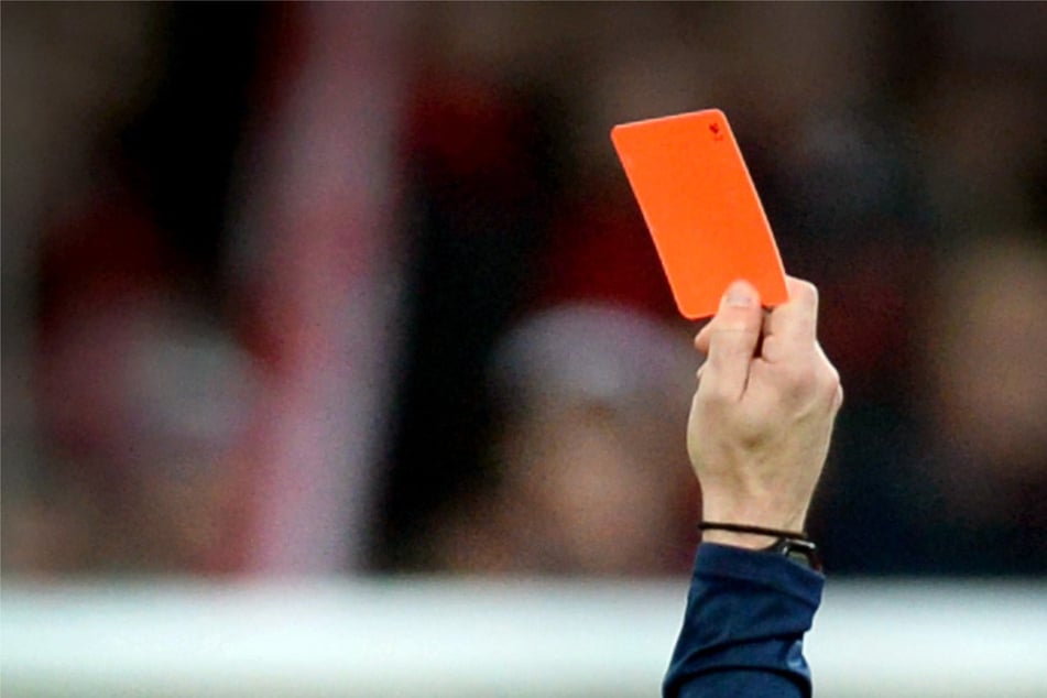 Vor allem Schiedsrichter und Spieler von der Gewalt betroffen. (Symbolbild)
