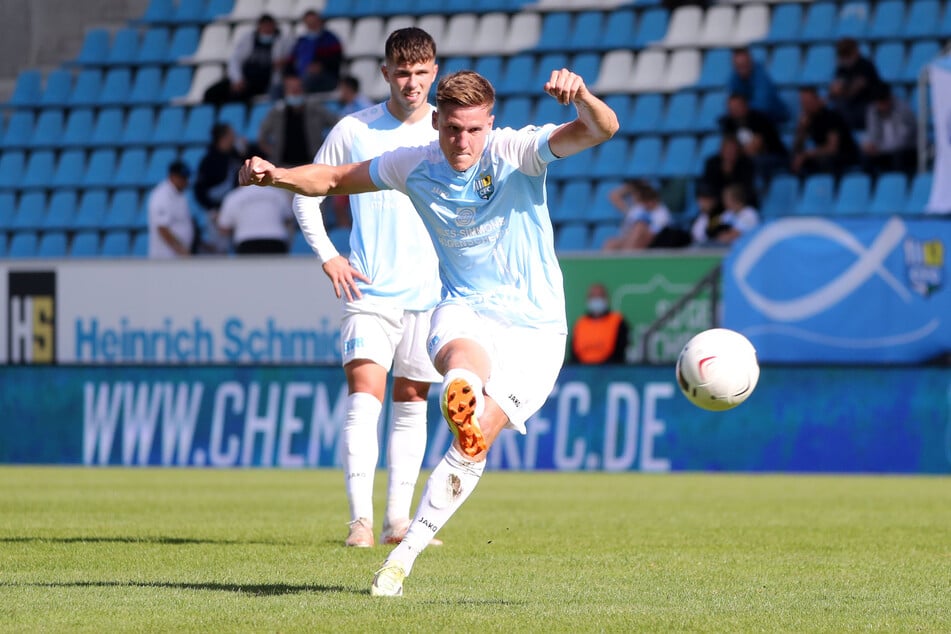 Ein Freistoß von Lukas Aigner (25) geht an den Pfosten des Eilenburger Tores.