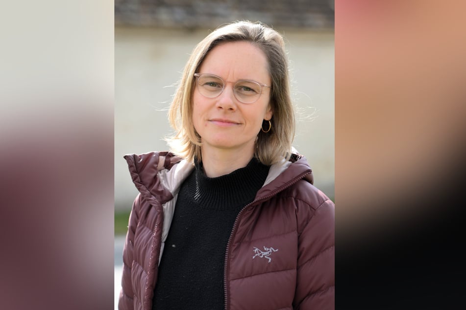 SachsenEnergie-Sprecherin Nora Weinhold (42) versuchte vor Ort zu erklären, wieso die Umsiedlung notwendig war.