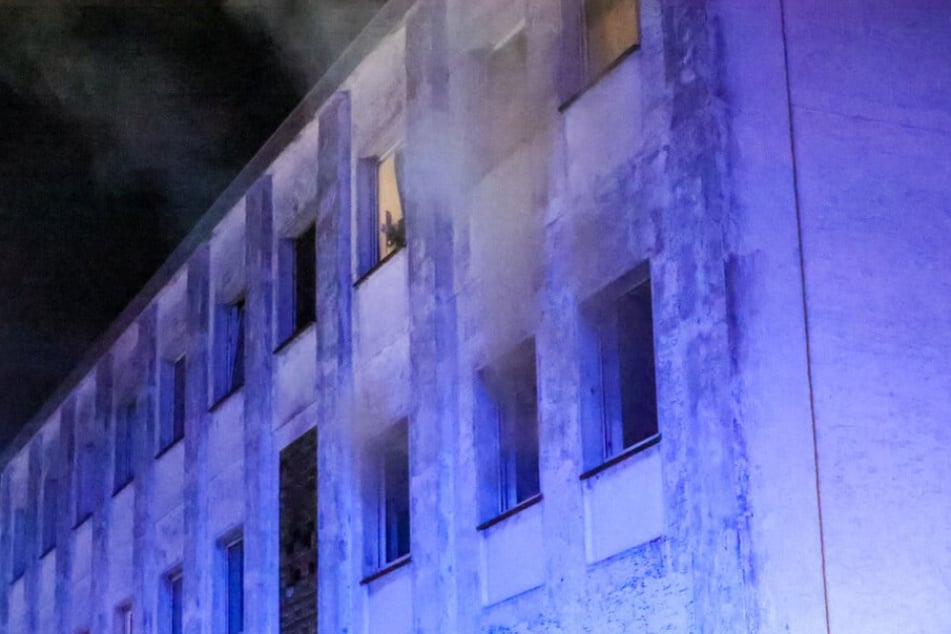 Die Feuerwehr musste bei dem Einsatz zehn Personen mit Drehleitern aus dem Gebäude befreien.