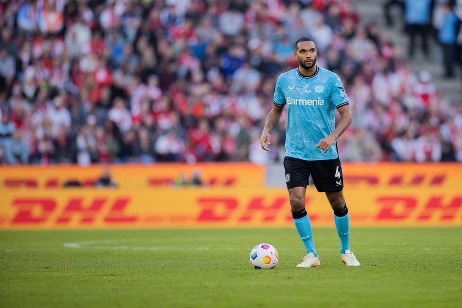 Wie lange ist Bayer-Abwehrhüne Jonathan Tah (28) noch für die Werkself am Ball? Die Klubbosse wollen es angeblich nochmal mit einer Vertragsverlängerung probieren. (Archivbild)