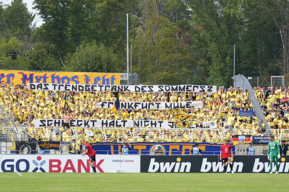 Die Fans des 1. FC Lokomotive Leipzig wurden nicht müde die Frankfurter zu provozieren.