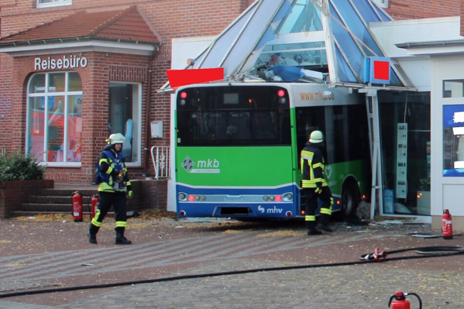 Linienbus scheppert in Reisebüro: Fahrer schwer verletzt