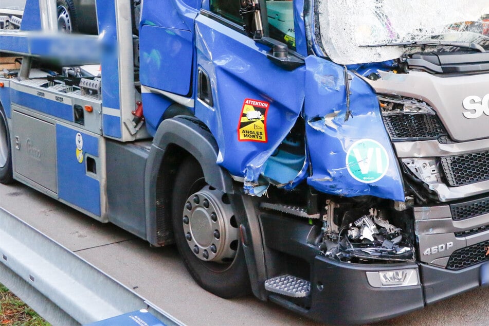 Unfall A8: Autotransporter schert aus und prallt in Benzinlaster