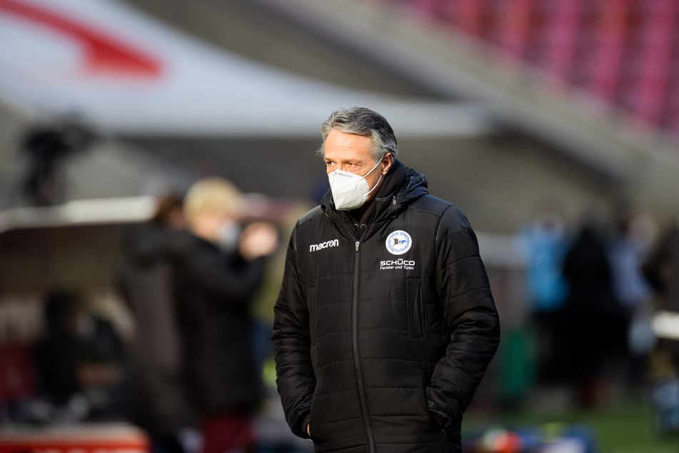 Fällt das Spiel zwischen Uwe Neuhaus' (61) Truppe Arminia Bielefeld gegen den SV Werder Bremen in den Schnee?