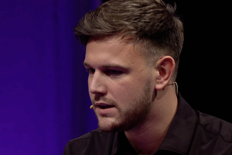 Dominik (26) hat nach den Dreharbeiten den Kontakt zu einer Verführerin gehalten.