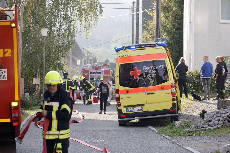 Ein Bewohner des Hauses wurde mit einer Rauchgasvergiftung ins Krankenhaus gebracht.