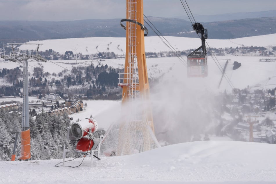Die Schneekanonen unter der Schwebebahn laufen auf Hochtouren.