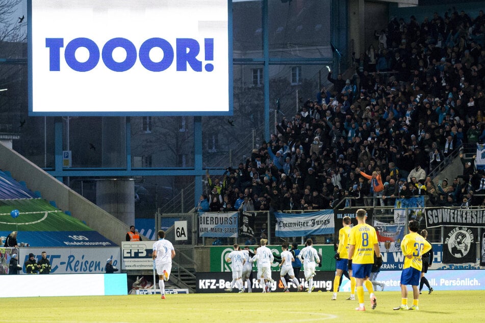 Nach seinem Tor zum 3:0-Endstand gegen Leipzig wurde Artur Mergel (28) vor der Südtribüne von den Teamkollegen gefeiert.