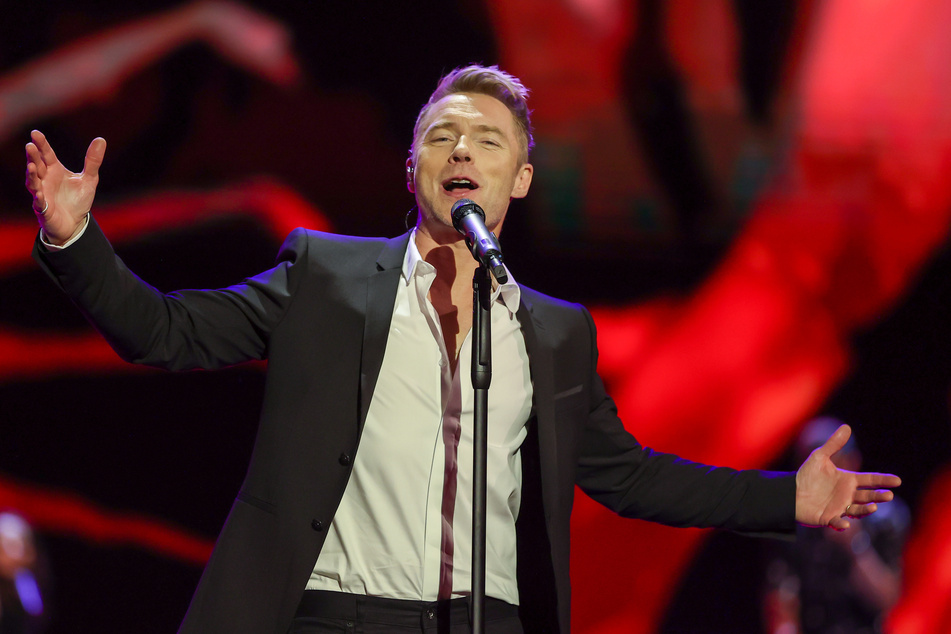 Der irische Sänger Ronan Keating (43) singt bei einer Show.