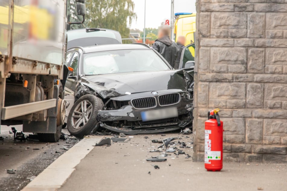 Der BMW musste nach dem Unfall abgeschleppt werden.