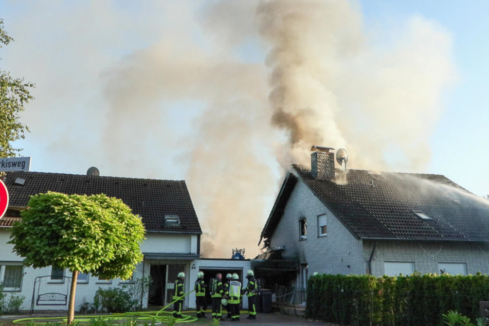 Dichter Rauch schießt aus dem Dachstuhl des betroffenen Einfamilienhauses, das bei dem Brand nahezu vollständig zerstört wurde.