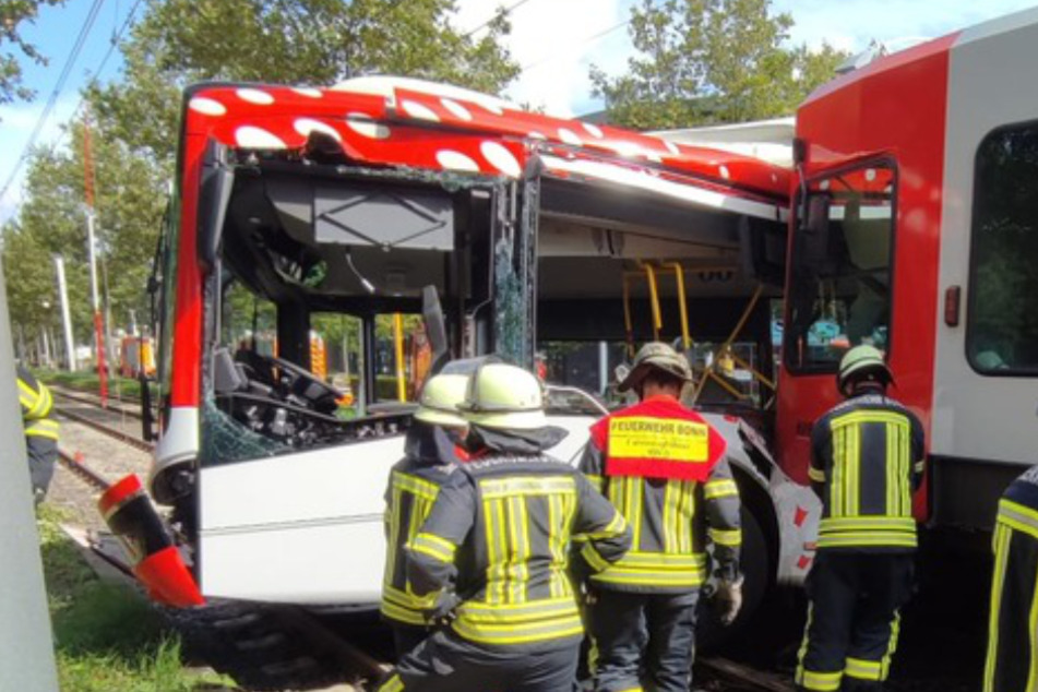 Bus kracht in Straßenbahn, sodass Tram entgleist: Beide Fahrer verletzt!