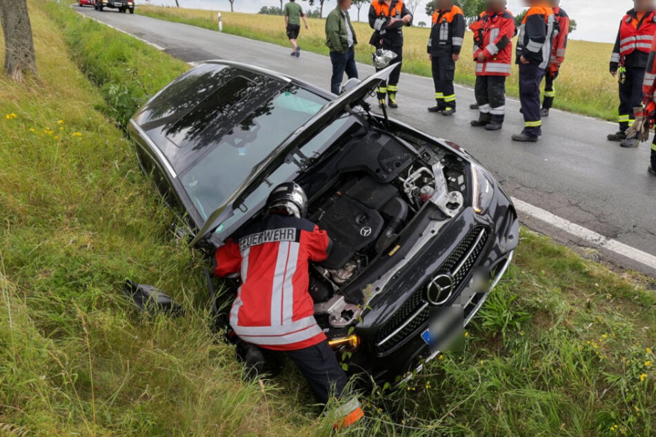 Verkehrsrowdy ausgewichen? Mercedes landet auf Landstraße im Seitengraben