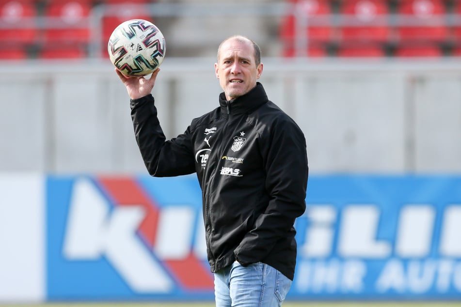 Im März ist FSV-Coach Joe Enochs (49) mit seiner Mannschaft umsonst zum FCK gefahren - die Partie wurde wegen Starkregens kurzfristig abgesagt. Am 7. April wird das Spiel nachgeholt.