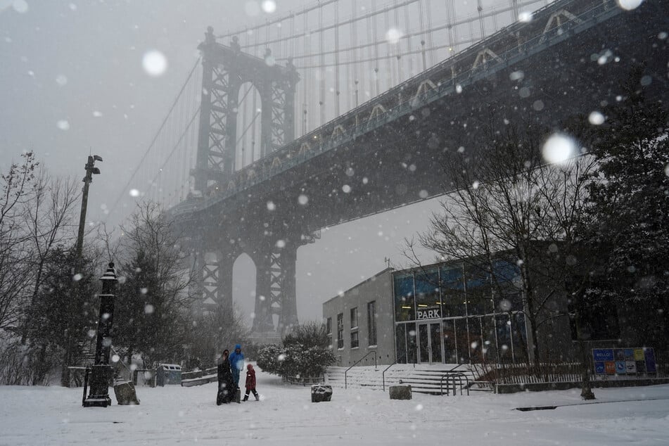 Winter storm death toll rises dramatically as power outages affect hundreds of thousands