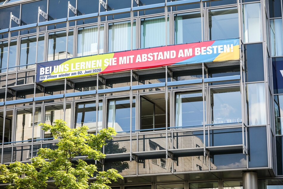 Die Dresdner Volkshochschule macht mit einem Banner am Gebäude auf die besonderen Lernumstände aufmerksam.