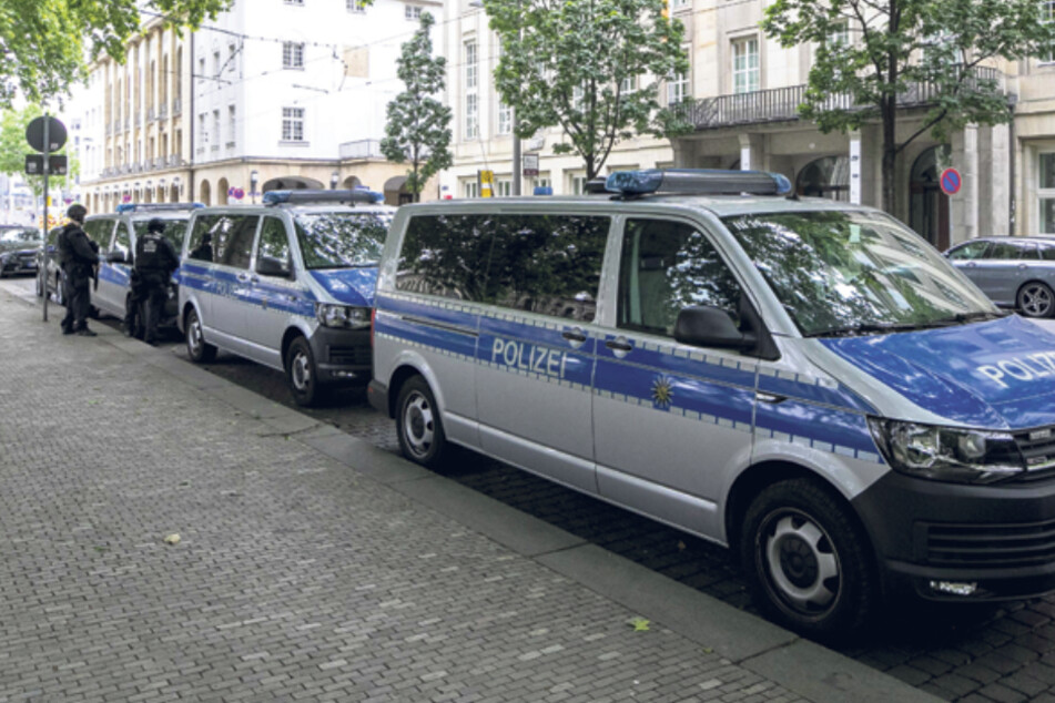 Polizeifahrzeuge umstellten gestern das Schauspielhaus.