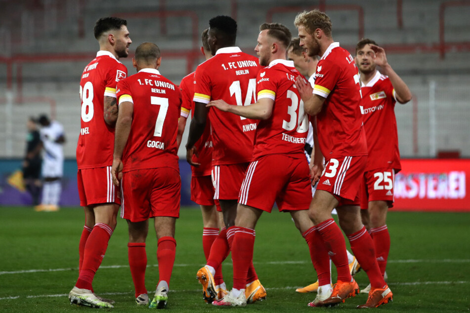 Unions Cedric Teuchert (3.v.r) feiert mit Teamkameraden das Tor zum 5:0.