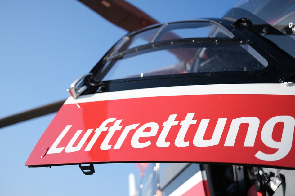 Ein Hubschrauber musste den Verletzten ins Krankenhaus bringen. (Symbolbild)
