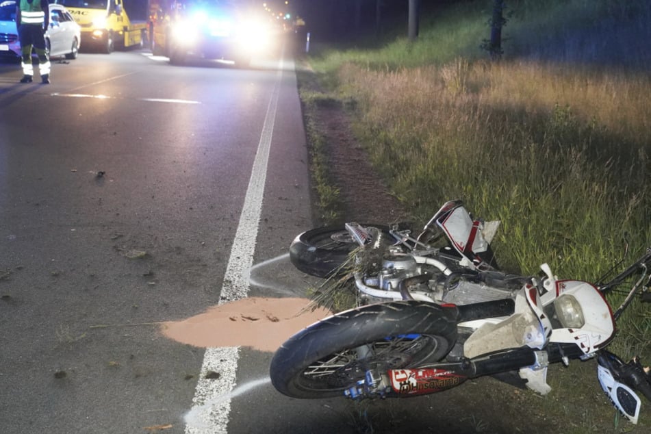 Schwerer Unfall in Sachsen: 17-Jähriger prallt mit Motorrad gegen Baum und stirbt!