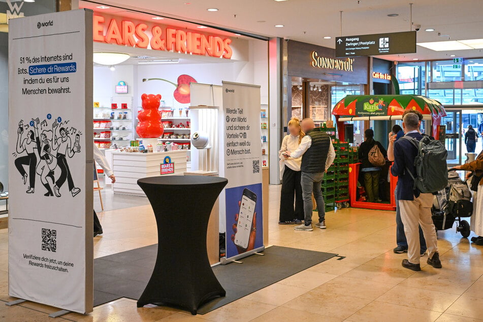 Direkt am Eingang vom Postplatz kommend befindet sich der Stand in der Altmarkt-Galerie.