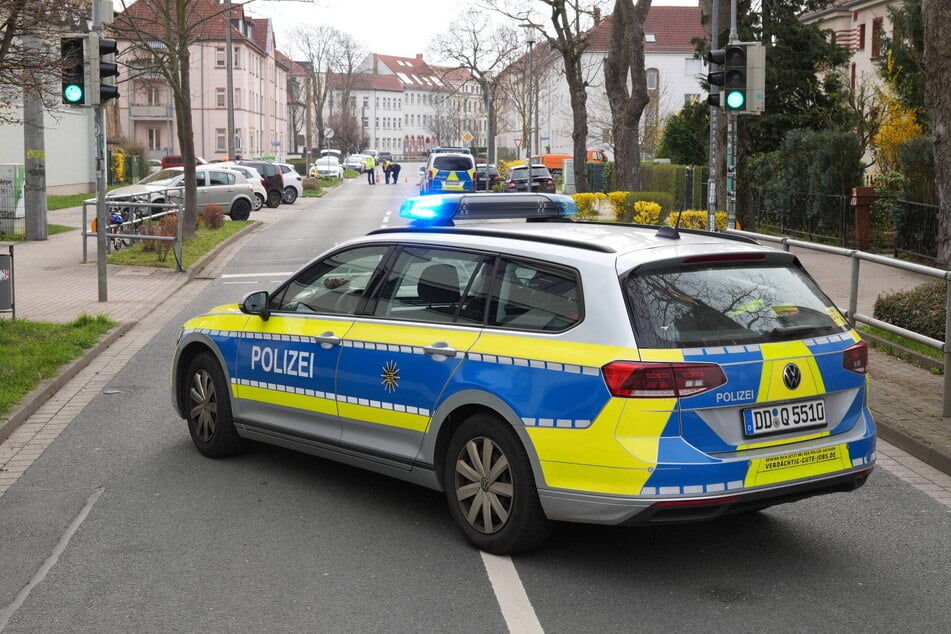 Die Polizei sperrte die Straße komplett.