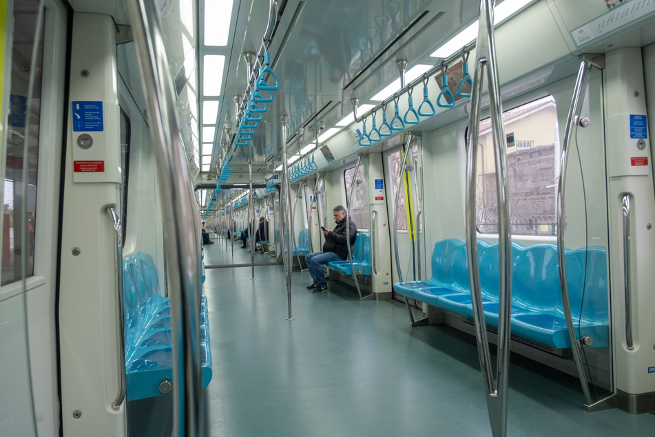 Wenige Passagiere sitzen in einem U-Bahn-Zug.