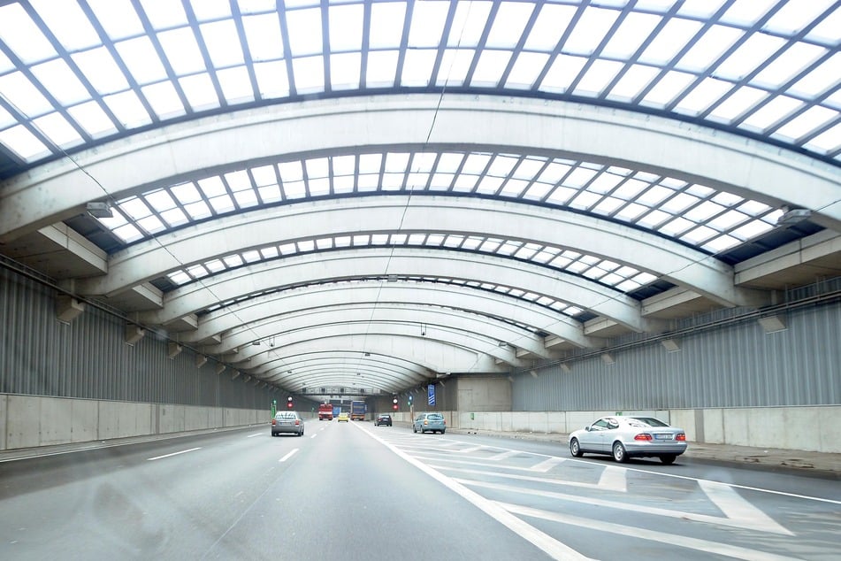 Aufgrund von Wartungsarbeiten im Tunnel wird die A1 in Köln gleich in zwei Nächten nacheinander dichtgemacht. (Symbolbild)