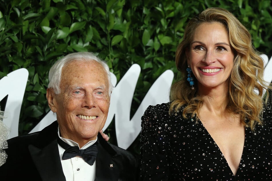 Giorgio Armani (l.) worked closely with Hollywood stars like Julia Roberts.