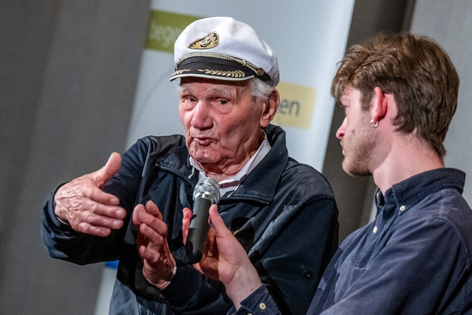 Filmvorführung und Zeitzeugengespräch mit dem Holocaustüberlebenden Andrei Iwanowitsch Moiseenko (99, l.) im Kino Metropol Chemnitz.