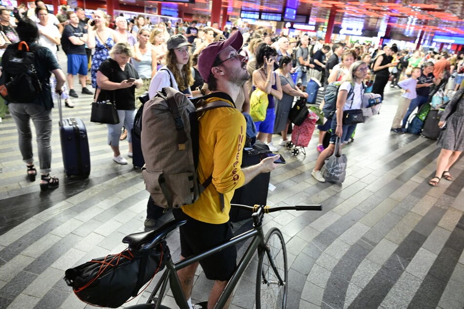 Stromausfall in Tschechien: Passagiere stehen in der Halle des Prager Hauptbahnhofs und fragen sich, wie es weitergeht.
