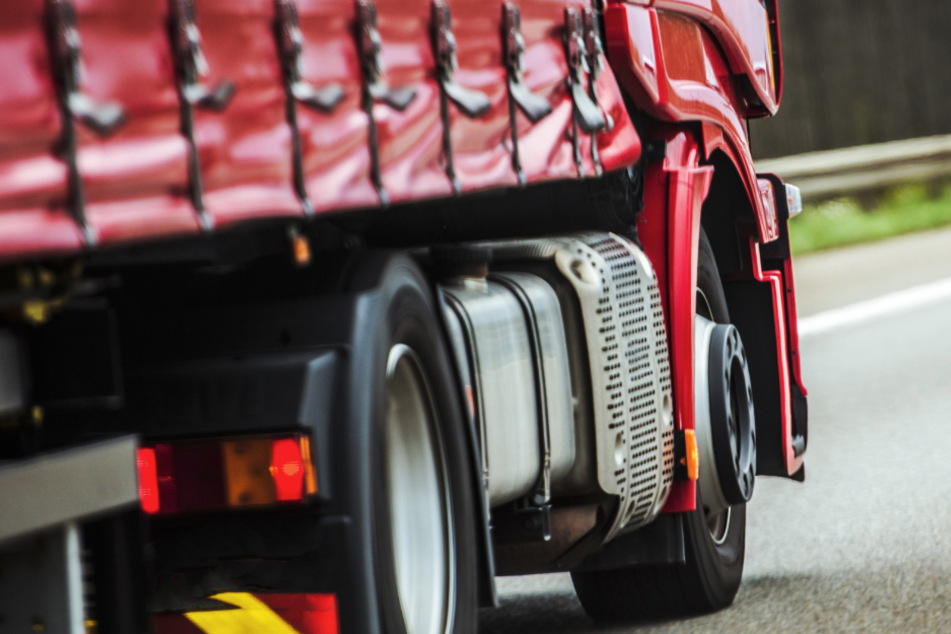Ein Lkw-Fahrer ist auf der Autobahn 3 gestorben. (Symbolbild)