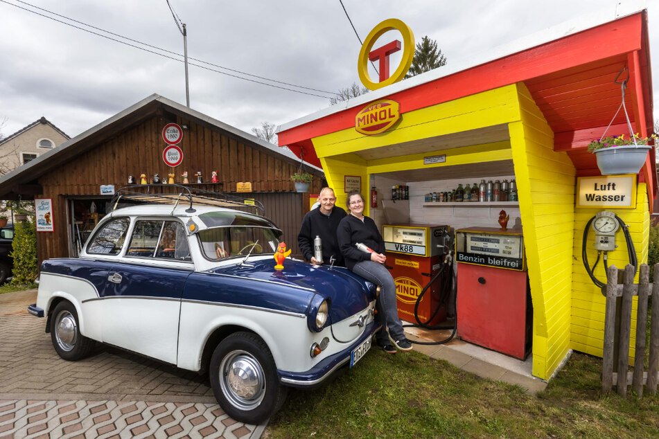 Mandy und Frank Lieberwirth aus Forchheim bei Pockau-Lengefeld sammeln DDR-Fahrzeuge und Zubehör. Der Trabant 500 ist ihr Liebling.