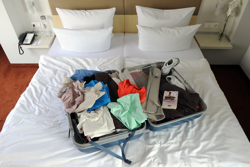 So schützt man sich vor Bettwanzen: Vor der Abreise aus dem Hotel den Koffer komplett leeren und die Kleidungsstücke ausschütteln.